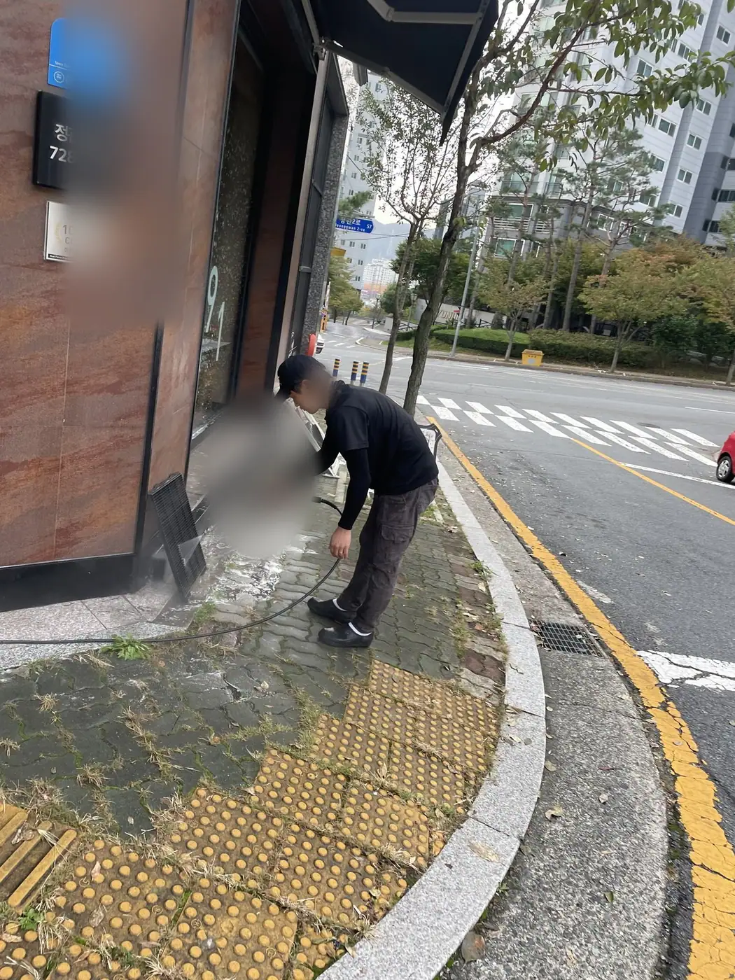 통행이 있는 구간에서 바닥을 세척하는 장면