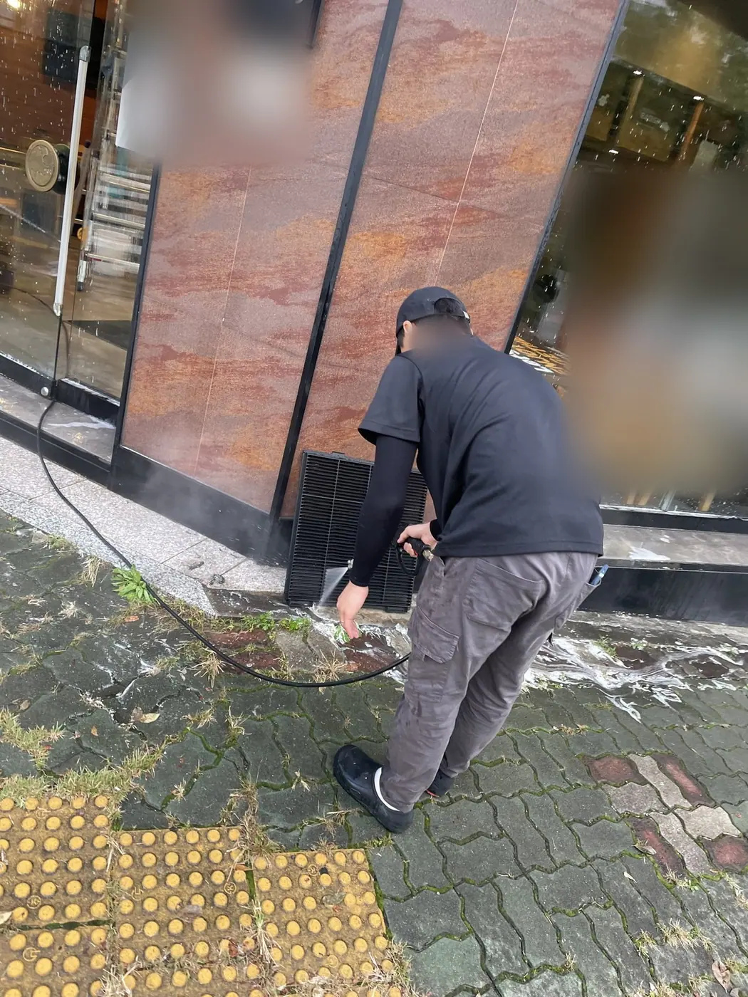보행 통로의 블록 포장을 세척하는 장면