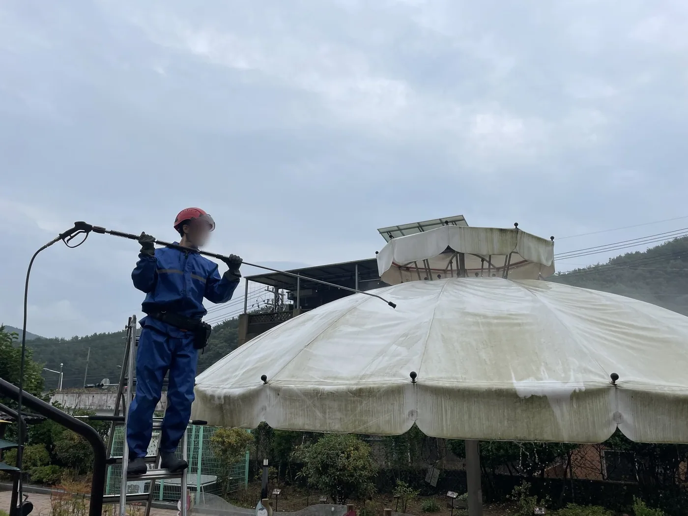 막지붕 아래에서 위쪽 면을 향해 세척하는 장면