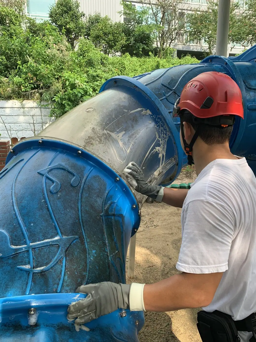 터널 조각이 만나는 이음새와 볼트 자리를 살피며 닦는 장면