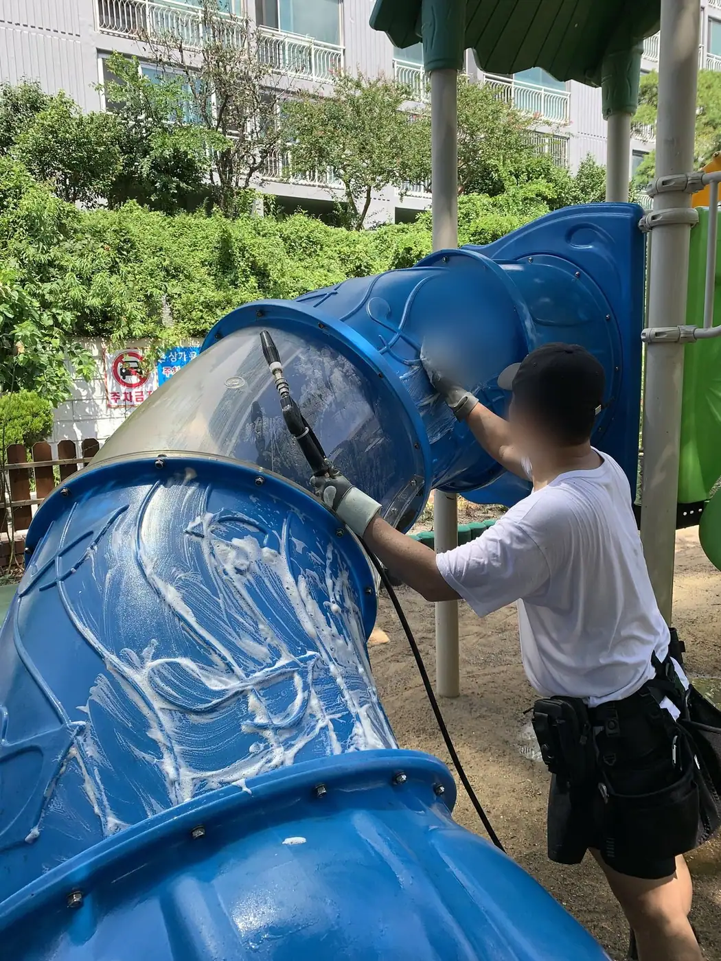 구조물 위쪽에서 아래쪽 받침 방향으로 헹궈 내리는 장면