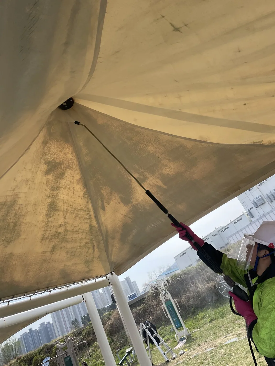 막 정점 부근에 남은 얼룩을 가까이에서 세척하는 장면