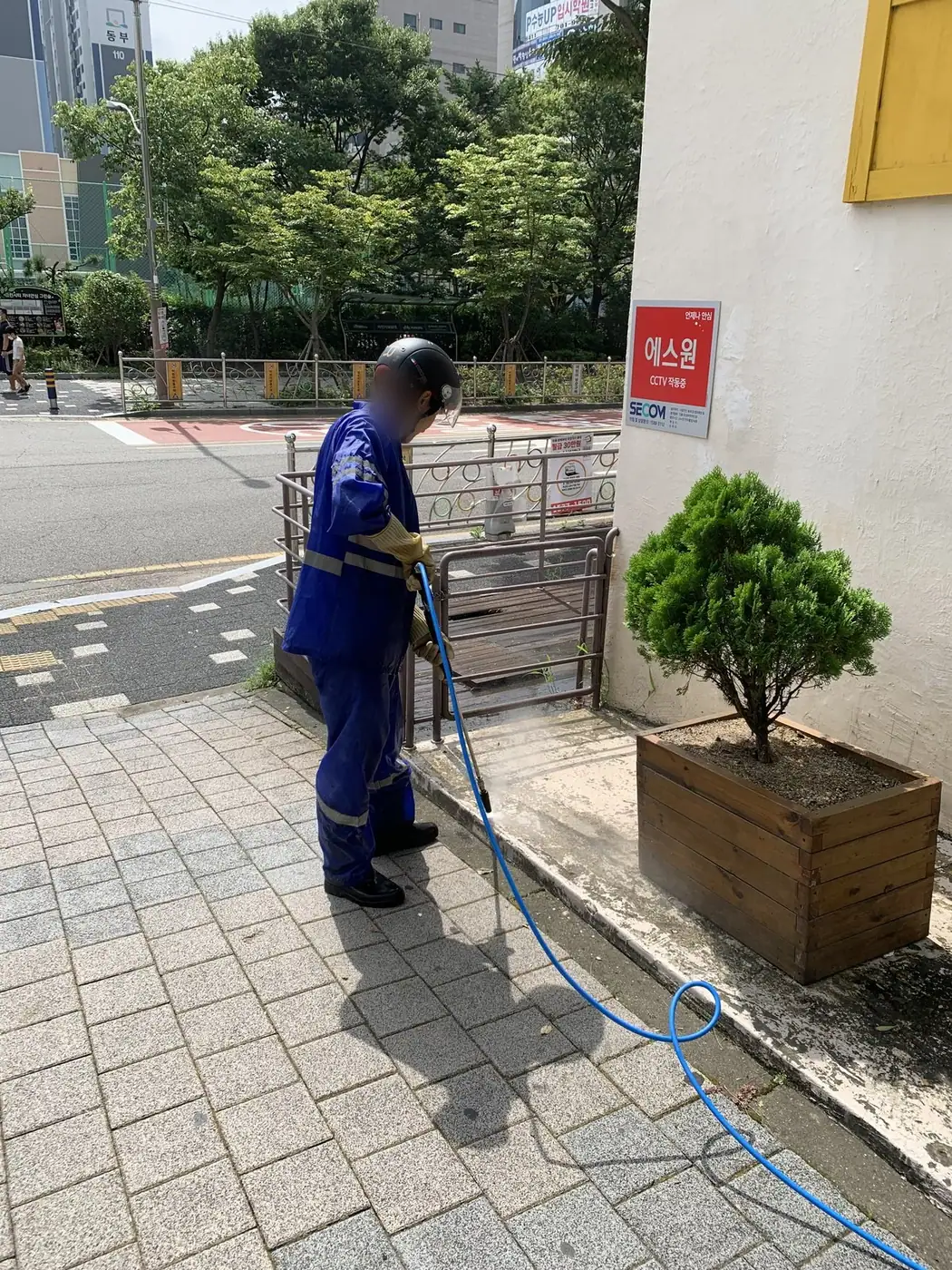보도블록 포장을 노즐을 눕혀 세척하는 장면