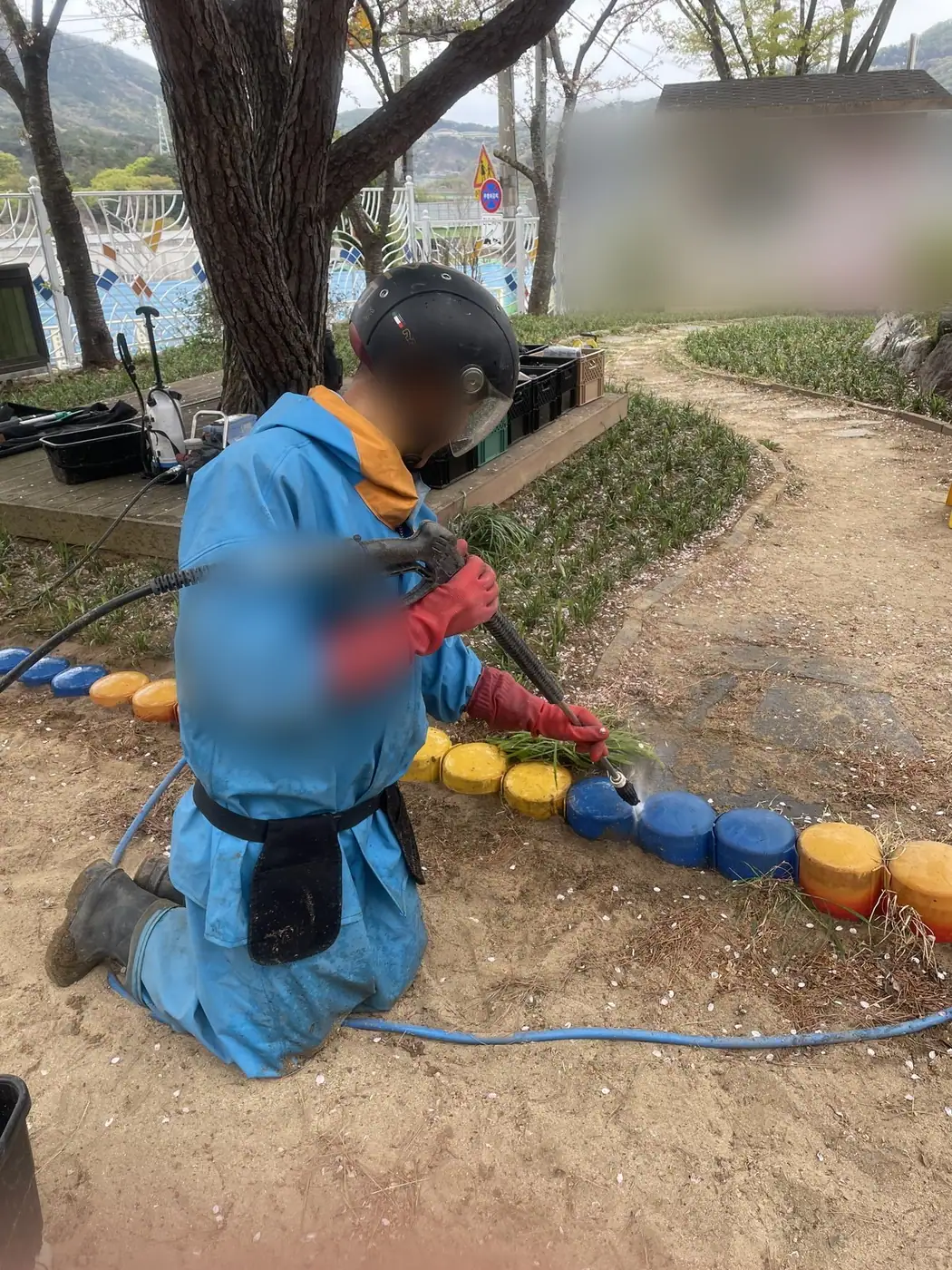 시설 주변을 가까운 거리에서 물줄기로 세척하는 장면