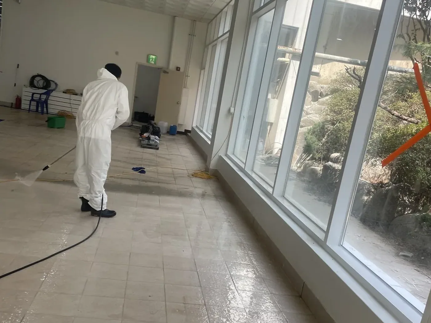 거제 수영장청소 작업 사진